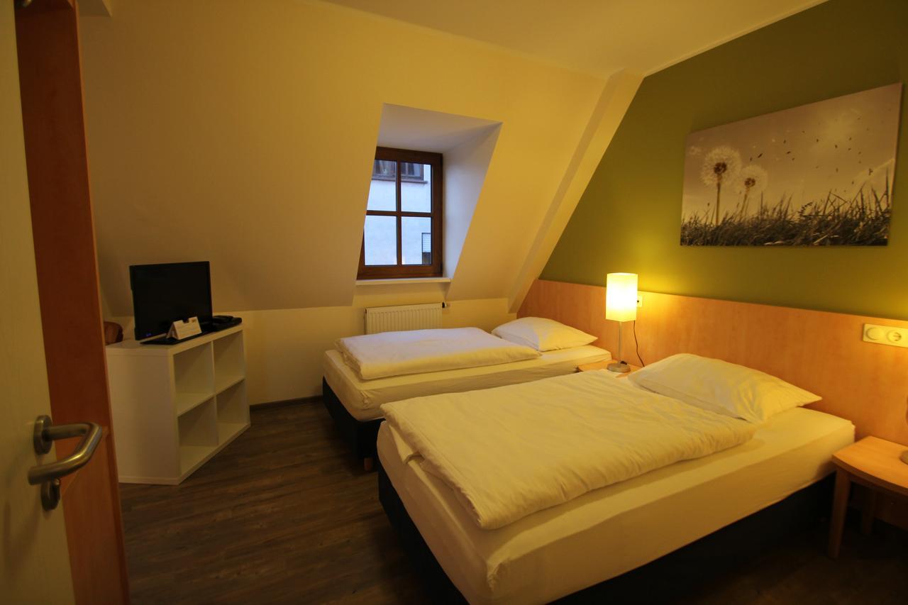 Gasthof Weisses Ross Kleinostheim Buitenkant foto