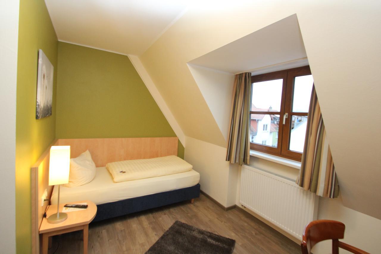 Gasthof Weisses Ross Kleinostheim Buitenkant foto